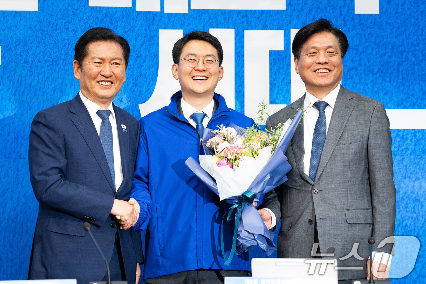 본문 이미지 - 더불어민주당 6.3 지방선거 발탁인재 2호 박지원 최고위원이 6일 서울 여의도 국회에서 열린 발탁인재 환영식에서 정청래 대표, 조승래 사무총장과 기념 촬영을 하고 있다. 민주당 인재영입위원회는 전북 군산·김제·부안을에 평당원 출신 박지원 최고위원을, 광주 광산을에 임문영 전 국가인공지능전략위원회 부위원장을 발탁했다. 2026.5.6 ⓒ 뉴스1 유승관 기자