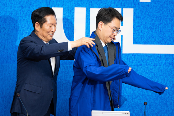 박지원 최고위원 당 점퍼 입혀주는 정청래 대표