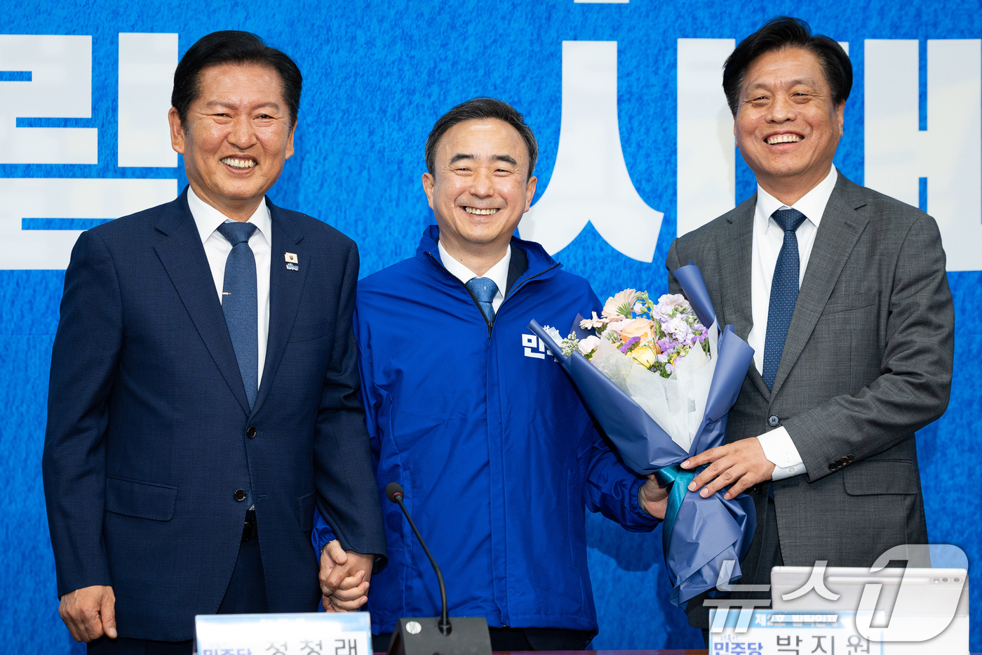 (서울=뉴스1) 유승관 기자 = 더불어민주당 6.3 지방선거 발탁인재 3호 임문영 전 국가인공지능전략위원회 부위원장이 6일 서울 여의도 국회에서 열린 발탁인재 환영식에서 정청래 대 …