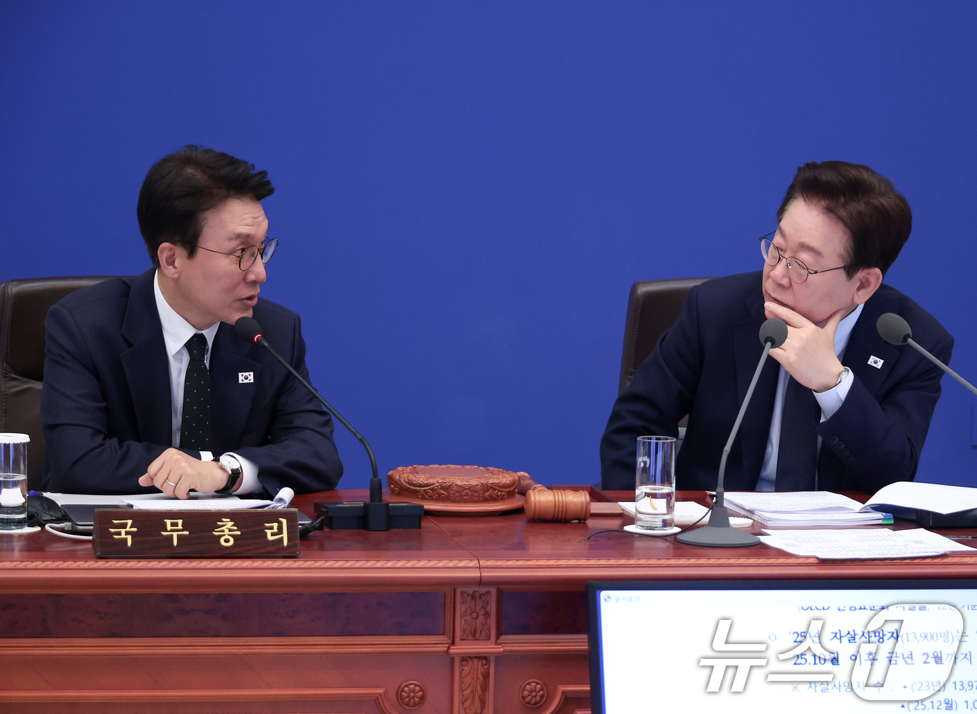 (서울=뉴스1) 허경 기자 = 이재명 대통령이 6일 청와대에서 열린 비상경제점검회의 겸 국무회의에서 김민석 국무총리와 대화하고 있다. (청와대통신사진기자단) 2026.5.6/뉴스1 …