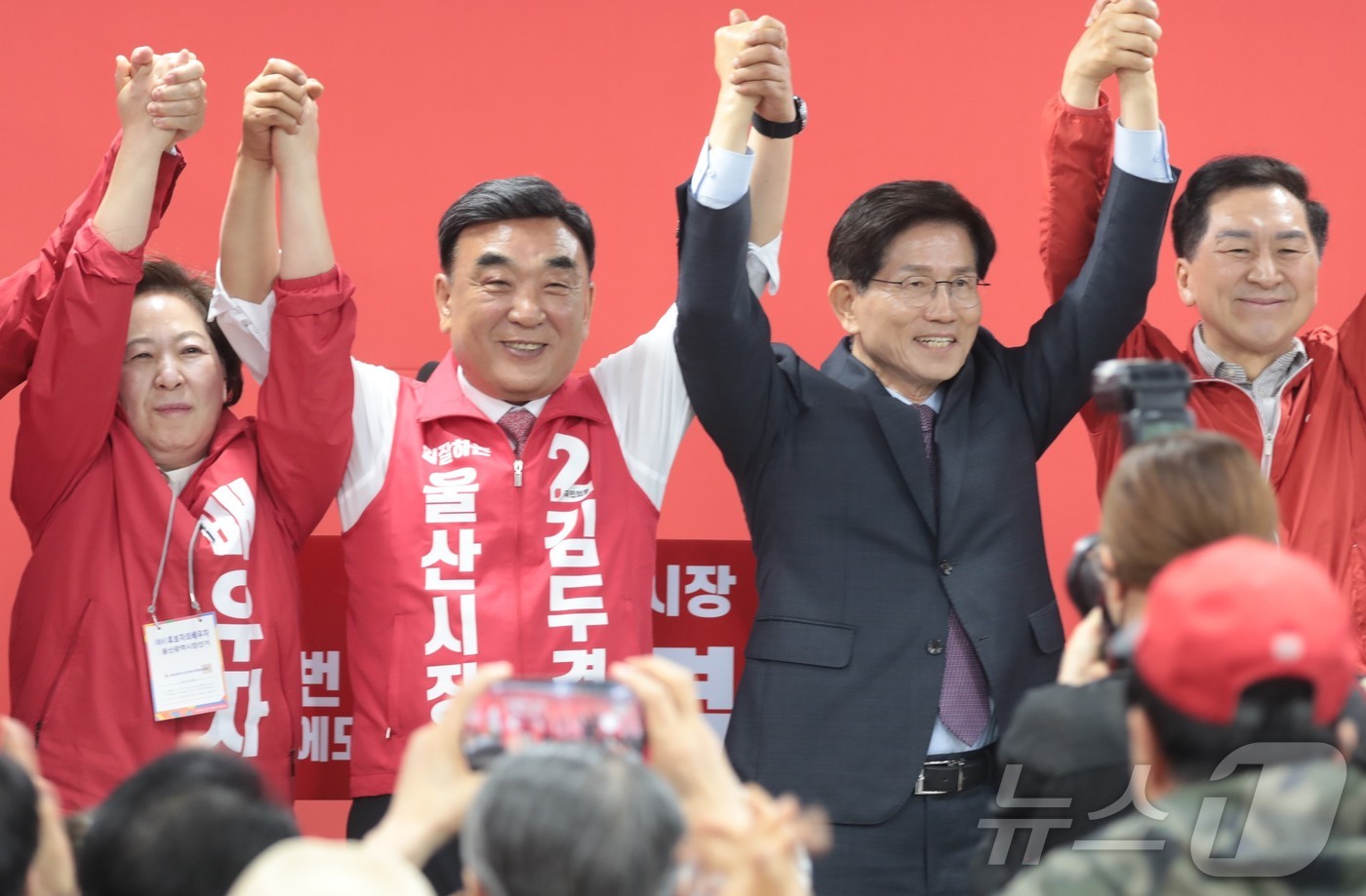 (울산=뉴스1) 김세은 기자 = 6일 울산 남구 남산로 386 건물 2층에서 열린 김두겸 울산시장 선거사무소 개소식에서 김두겸 후보(왼쪽)와 김문수 명예선대위원장(오른쪽)과 손을 …
