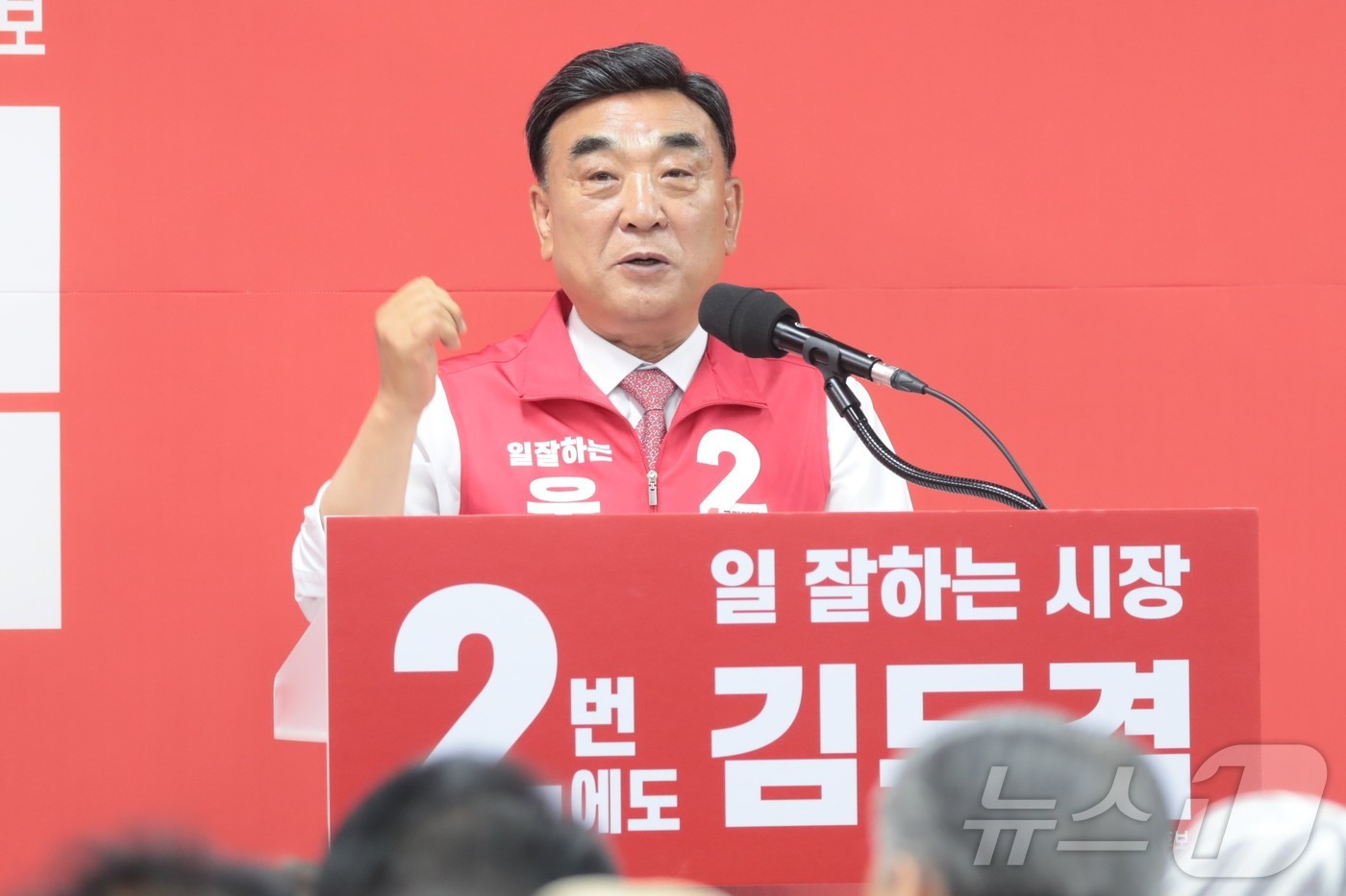 (울산=뉴스1) 김세은 기자 = 일 울산 남구 남산로 386 건물 2층에서 열린 김두겸 울산시장 선거사무소 개소식에서 김두겸 후보가 발언을 하고 있다. 2026.5.6/뉴스1