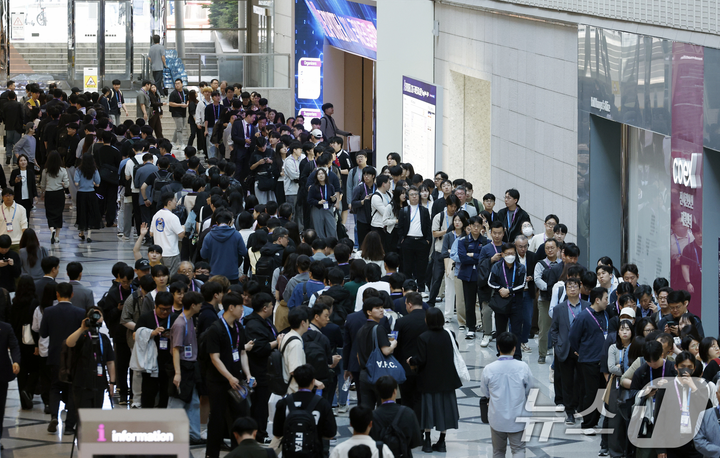 (서울=뉴스1) 박정호 기자 = 6일 오전 서울 강남구 삼성동 코엑스에서 열린 2026 국제인공지능대전(AI EXPO KOREA)을 찾은 참관객들이 전시장 입장을 위해 길게 줄을 …