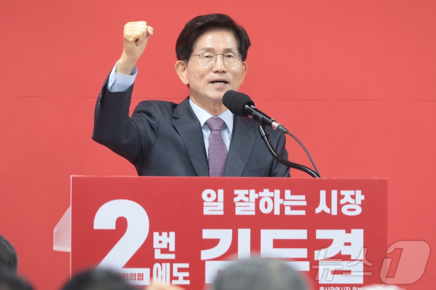 (울산=뉴스1) 김세은 기자 = 6일 울산 남구 남산로 386 건물 2층에서 열린 김두겸 울산시장 선거사무소 개소식에서 김문수 명예선대위원장이 연설을 하고 있다. 2026.5.6/ …