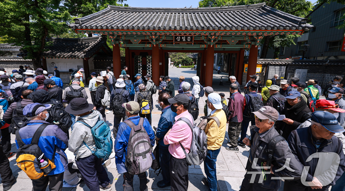 (서울=뉴스1) 이호윤 기자 = 어버이날을 이틀 앞둔 6일 서울 종로구 탑골공원 인근 무료급식소를 찾은 어르신들이 식사를 위해 줄을 서고 있다. 2026.5.6/뉴스1