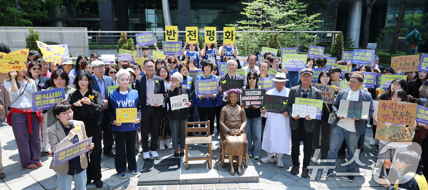 (서울=뉴스1) 임세영 기자 = 6일 서울 종로구 옛 주한 일본대사관 앞에서 열린 제1751차 일본군 성노예제 문제해결을 위한 정기 수요시위에서 참석자들이 6년 여 만에 바리케이드 …