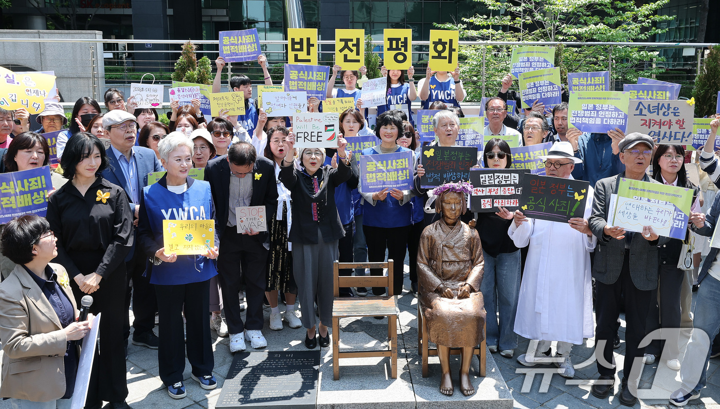(서울=뉴스1) 임세영 기자 = 6일 서울 종로구 옛 주한 일본대사관 앞에서 열린 제1751차 일본군 성노예제 문제해결을 위한 정기 수요시위에서 참석자들이 6년 여 만에 바리케이드 …