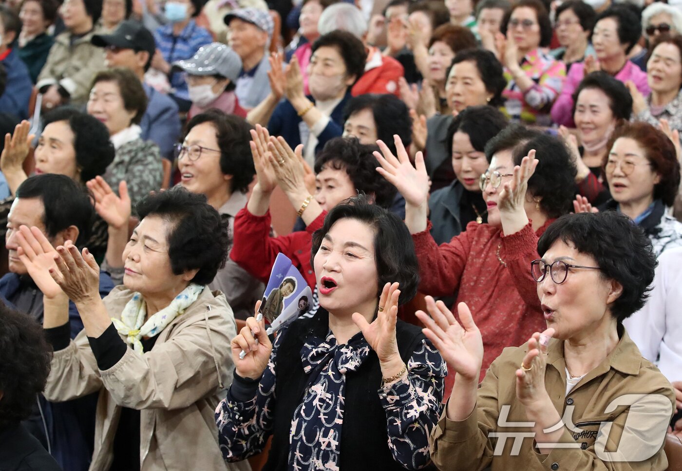 본문 이미지 - 대구 달서구노인종합복지관에서 5월 6일 열린 '어버이날 기념 효 콘서트'를 찾은 어르신들이 흥겨운 축하 공연에 맞춰 손뼉을 치고 있다. ⓒ 뉴스1 공정식 기자