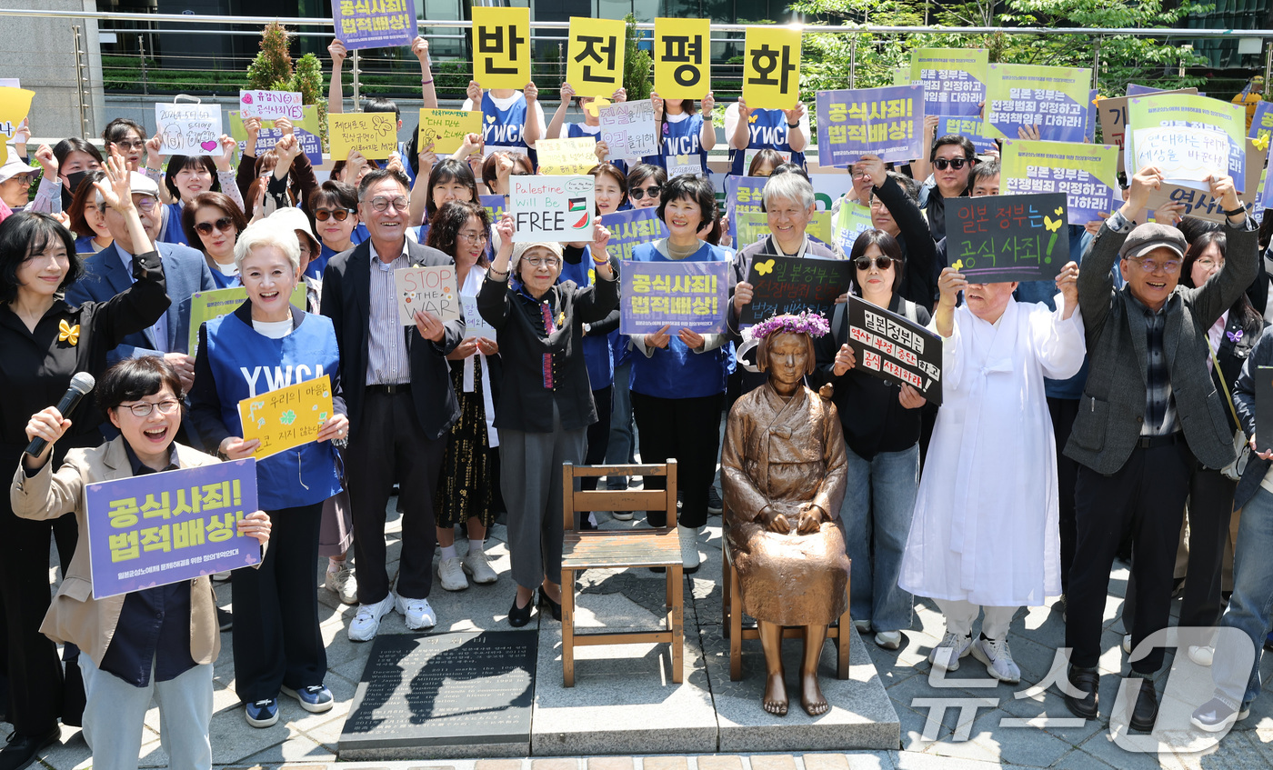 (서울=뉴스1) 임세영 기자 = 6일 서울 종로구 옛 주한 일본대사관 앞에서 열린 제1751차 일본군 성노예제 문제해결을 위한 정기 수요시위에서 참석자들이 6년 여 만에 바리케이드 …