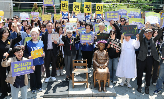 '바리케이드 철거된 평화의 소녀상'