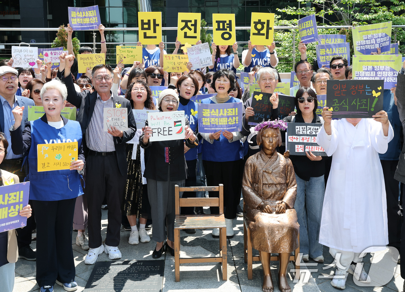 (서울=뉴스1) 임세영 기자 = 6일 서울 종로구 옛 주한 일본대사관 앞에서 열린 제1751차 일본군 성노예제 문제해결을 위한 정기 수요시위에서 참석자들이 6년 여 만에 바리케이드 …