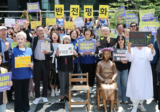 '소녀상 반기는 시민들'