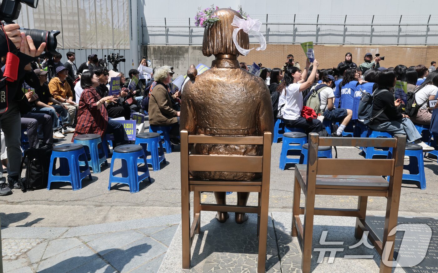 본문 이미지 - 6일 서울 종로구 옛 주한 일본대사관 앞에서 열린 제1751차 일본군 성노예제 문제해결을 위한 정기 수요시위에서 시민들이 평화의 소녀상 앞에서 구호를 외치고 있다. 2026.5.6 ⓒ 뉴스1 임세영 기자