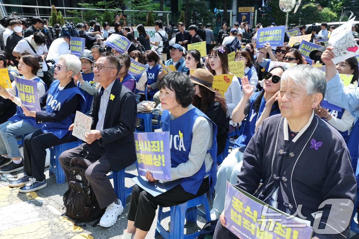 (서울=뉴스1) 임세영 기자 = 6일 서울 종로구 옛 주한 일본대사관 앞에서 열린 제1751차 일본군 성노예제 문제해결을 위한 정기 수요시위에서 참가자들이 구호를 외치고 있다. 2 …