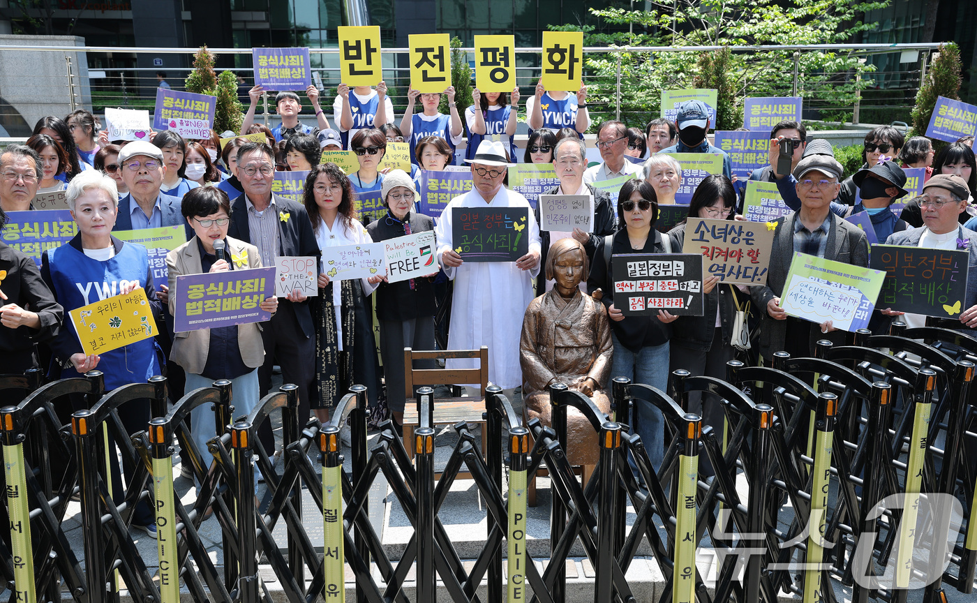 (서울=뉴스1) 임세영 기자 = 6일 서울 종로구 옛 주한 일본대사관 앞에서 열린 제1751차 일본군 성노예제 문제해결을 위한 정기 수요시위에서 참석자들이 평화의 소녀상 앞 바리케 …