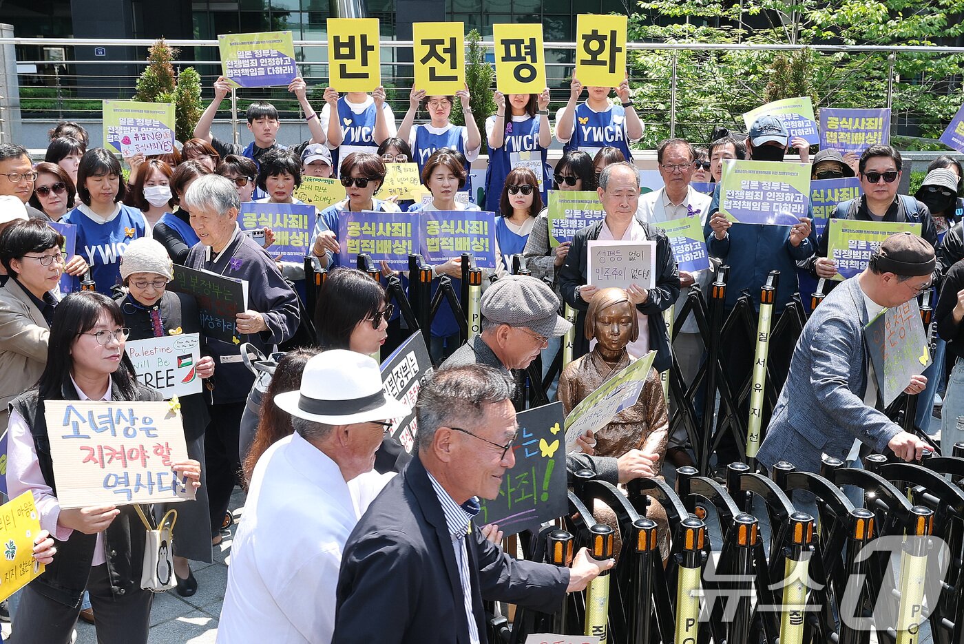 본문 이미지 - 6일 서울 종로구 옛 주한 일본대사관 앞에서 열린 제1751차 일본군 성노예제 문제해결을 위한 정기 수요시위에서 참석자들이 평화의 소녀상 앞 바리케이드를 철거하고 있다. 2026.5.6 ⓒ 뉴스1 임세영 기자