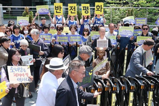 6년 만에 시민 곁으로 돌아온 소녀상…바리케이드 전면 철거
