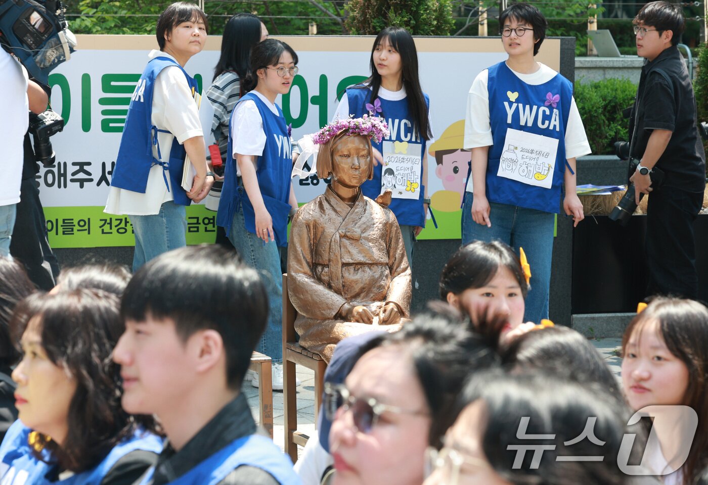 본문 이미지 - 6일 서울 종로구 옛 주한 일본대사관 앞에서 열린 제1751차 일본군 성노예제 문제해결을 위한 정기 수요시위 뒤로 6년 여 만에 바리케이드가 철거된 평화의 소녀상이 보이고 있다. 2026.5.6 ⓒ 뉴스1 임세영 기자