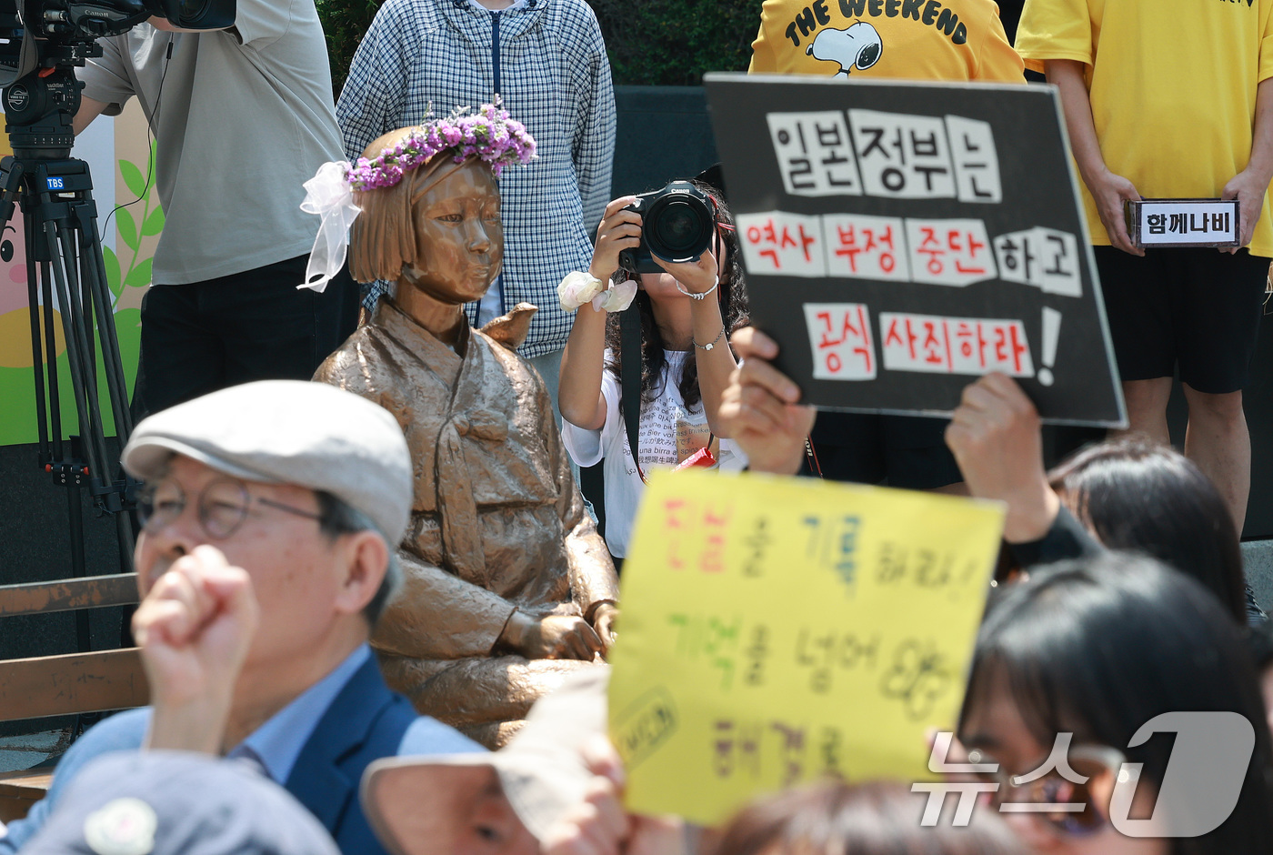 (서울=뉴스1) 임세영 기자 = 6일 서울 종로구 옛 주한 일본대사관 앞에서 열린 제1751차 일본군 성노예제 문제해결을 위한 정기 수요시위 뒤로 6년 여 만에 바리케이드가 철거된 …