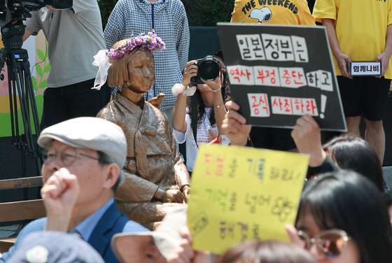 '바리케이드 철거된 평화의 소녀상'