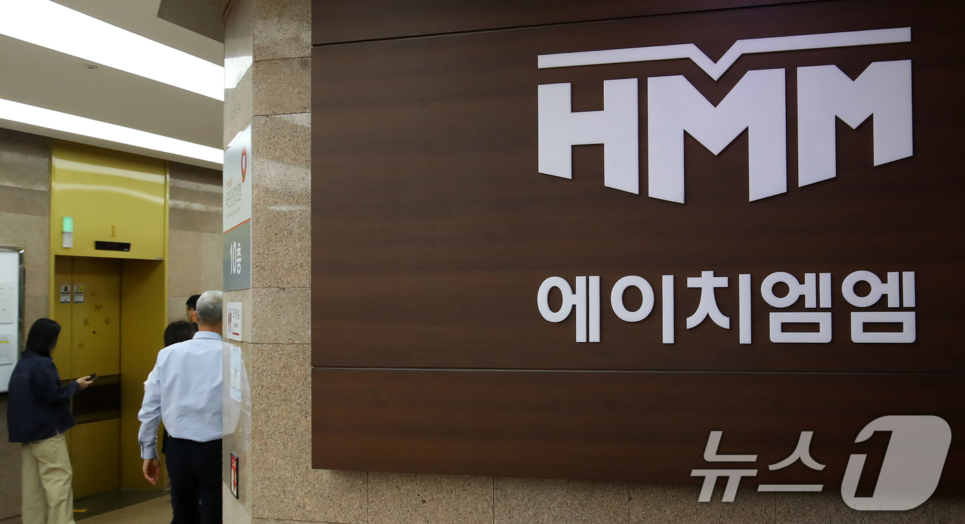 (부산=뉴스1) 윤일지 기자 = 호르무즈 해협에서 폭발 사고가 발생한 'HMM 나무(NAMU)'호 예인을 위한 예인선이 확보됐다. 예인 작업은 빠르면 6일(한국시간) 오후 늦은 시 …