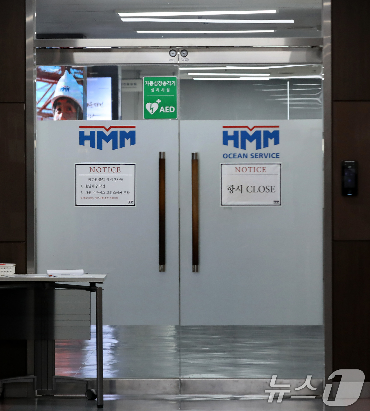 (부산=뉴스1) 윤일지 기자 = 호르무즈 해협에서 폭발 사고가 발생한 'HMM 나무(NAMU)'호 예인을 위한 예인선이 확보됐다. 예인 작업은 빠르면 6일(한국시간) 오후 늦은 시 …