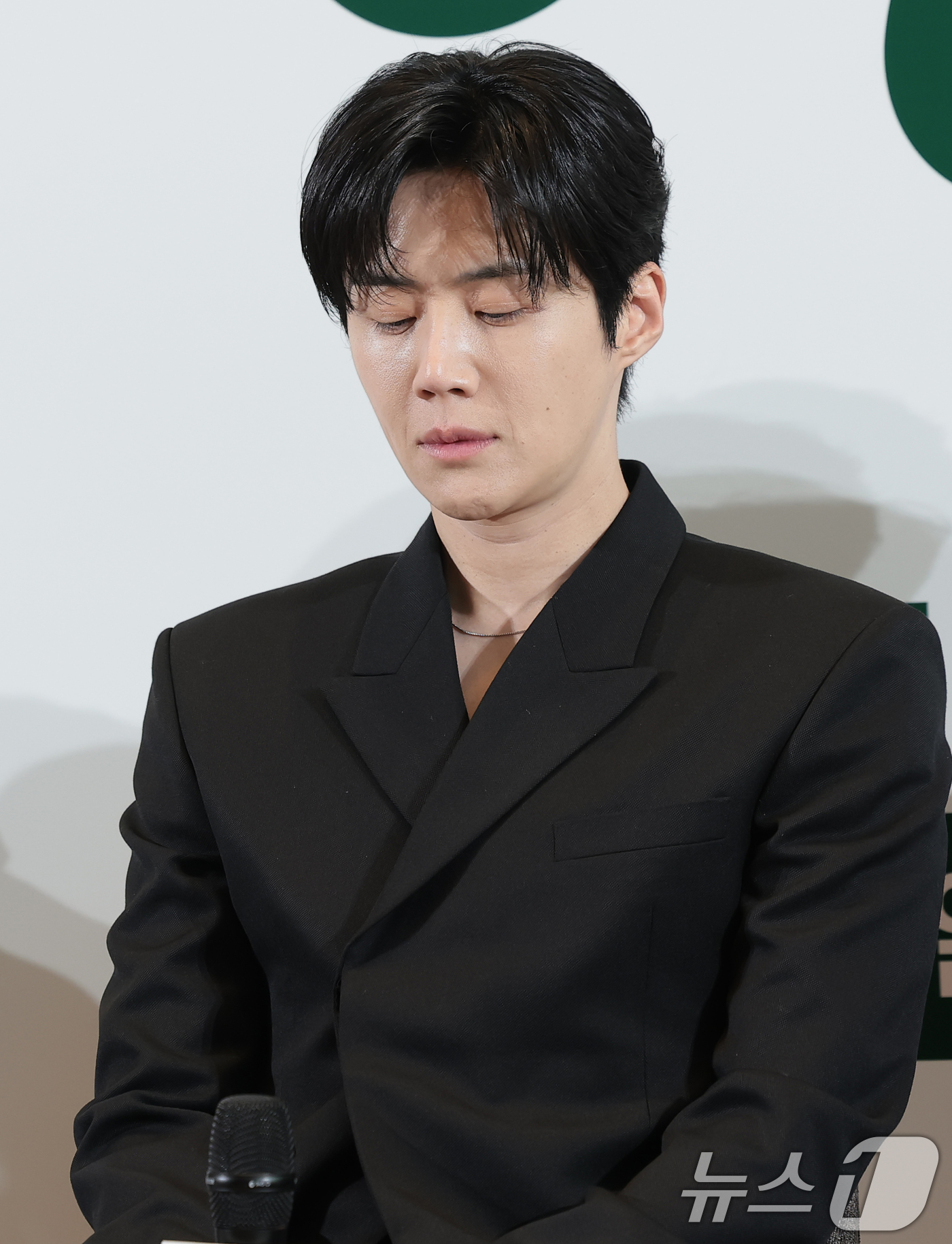 (서울=뉴스1) 권현진 기자 = 배우 김선호가 6일 서울 중구 커뮤니티하우스 마실에서 열린 ’봉주르빵집‘ 제작발표회에서 취재진 질문을 듣고 있다.‘봉주르빵집'은 조용한 시골 마을에 …