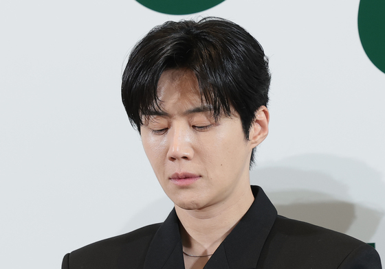 취재진 질문 듣는 김선호