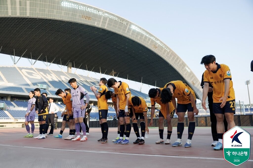 본문 이미지 - 패배 후 고개 숙인 광주FC(한국프로축구연맹 제공) 