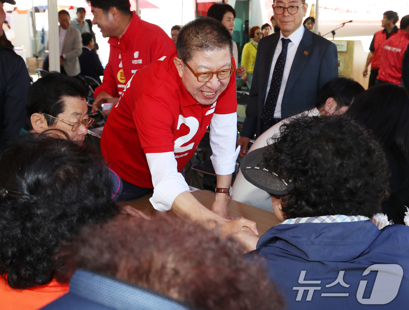 (부산=뉴스1) 윤일지 기자 = 박형준 국민의힘 부산시장 후보가 6일 부산 동래구 동래시장 하늘광장에서 열린 동래시장 상인회 어버이날 점심식사 대접 행사에 참석해 어르신들과 인사를 …