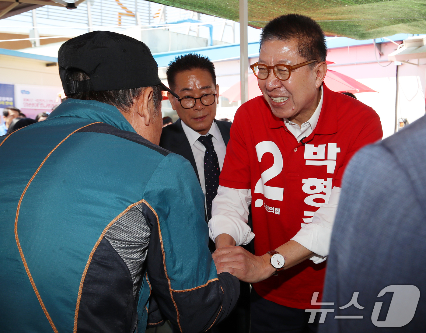 (부산=뉴스1) 윤일지 기자 = 박형준 국민의힘 부산시장 후보가 6일 부산 동래구 동래시장 하늘광장에서 열린 동래시장 상인회 어버이날 점심식사 대접 행사에 참석해 어르신들과 인사를 …