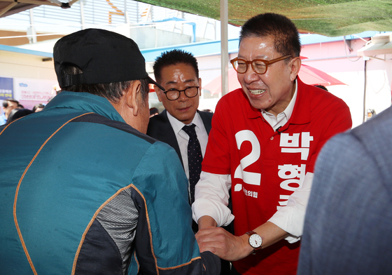 동래시장서 어르신과 악수하는 박형준 부산시장 후보