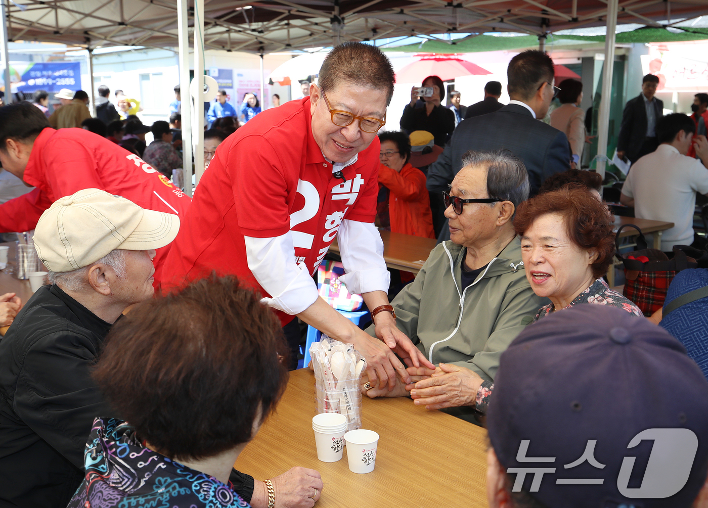 (부산=뉴스1) 윤일지 기자 = 박형준 국민의힘 부산시장 후보가 6일 부산 동래구 동래시장 하늘광장에서 열린 동래시장 상인회 어버이날 점심식사 대접 행사에 참석해 어르신들과 인사를 …