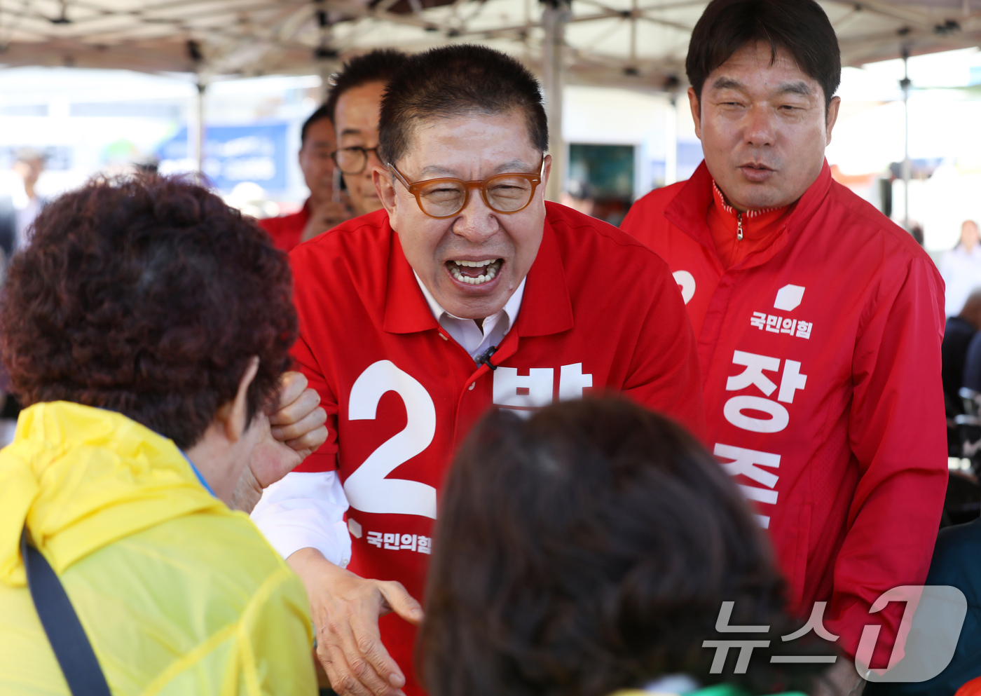 (부산=뉴스1) 윤일지 기자 = 박형준 국민의힘 부산시장 후보가 6일 부산 동래구 동래시장 하늘광장에서 열린 동래시장 상인회 어버이날 점심식사 대접 행사에 참석해 어르신들과 인사를 …
