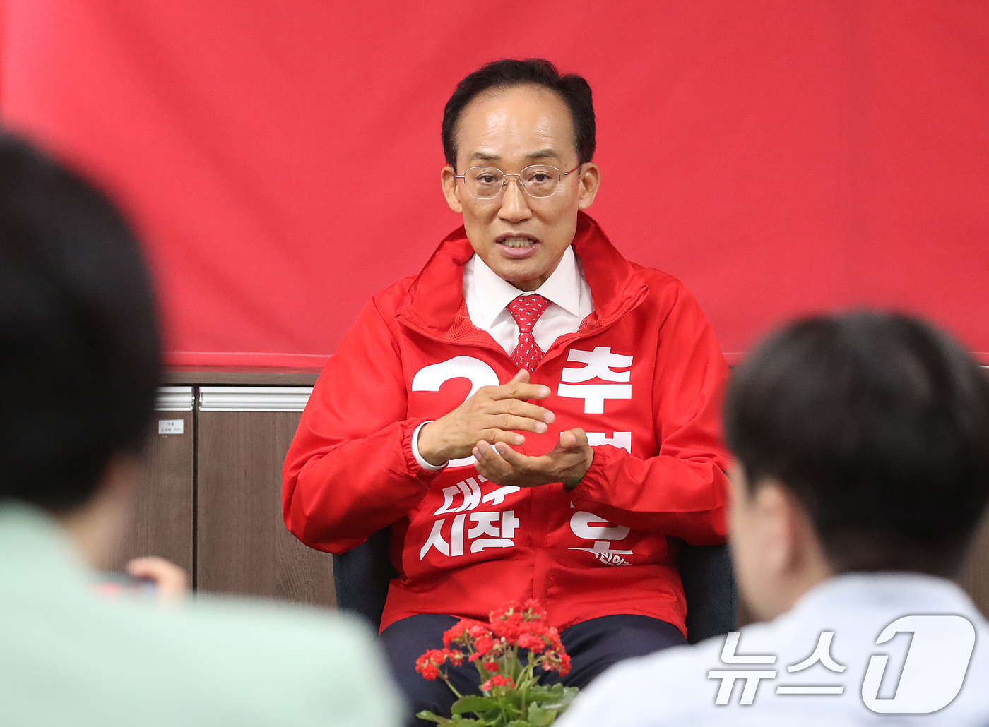 (대구=뉴스1) 공정식 기자 = 추경호 국민의힘 대구시장 후보가 6일 오후 대구 수성구 국민의힘 대구시당에서 열린 미디어데이 행사에서 취재진 질문에 답하고 있다. 2026.5.6/ …