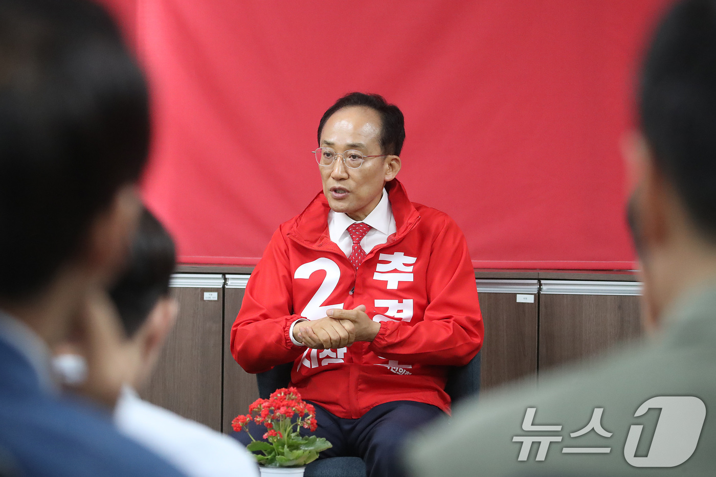 (대구=뉴스1) 공정식 기자 = 추경호 국민의힘 대구시장 후보가 6일 오후 대구 수성구 국민의힘 대구시당에서 열린 미디어데이 행사에서 취재진 질문에 답하고 있다. 2026.5.6/ …
