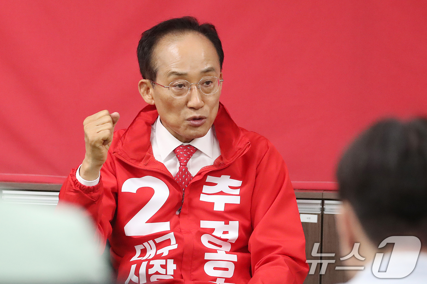 (대구=뉴스1) 공정식 기자 = 추경호 국민의힘 대구시장 후보가 6일 오후 대구 수성구 국민의힘 대구시당에서 열린 미디어데이 행사에서 취재진 질문에 답하고 있다. 2026.5.6/ …