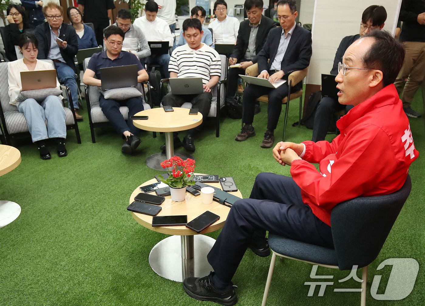 (대구=뉴스1) 공정식 기자 = 추경호 국민의힘 대구시장 후보가 6일 오후 대구 수성구 국민의힘 대구시당에서 열린 미디어데이 행사에서 취재진 질문에 답하고 있다. 테이블에 추 후보 …