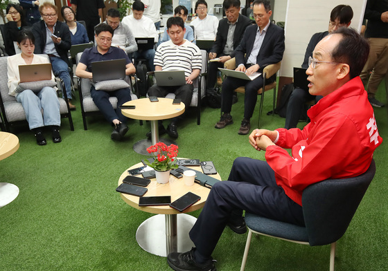 추경호 후보 앞 취재진 휴대전화