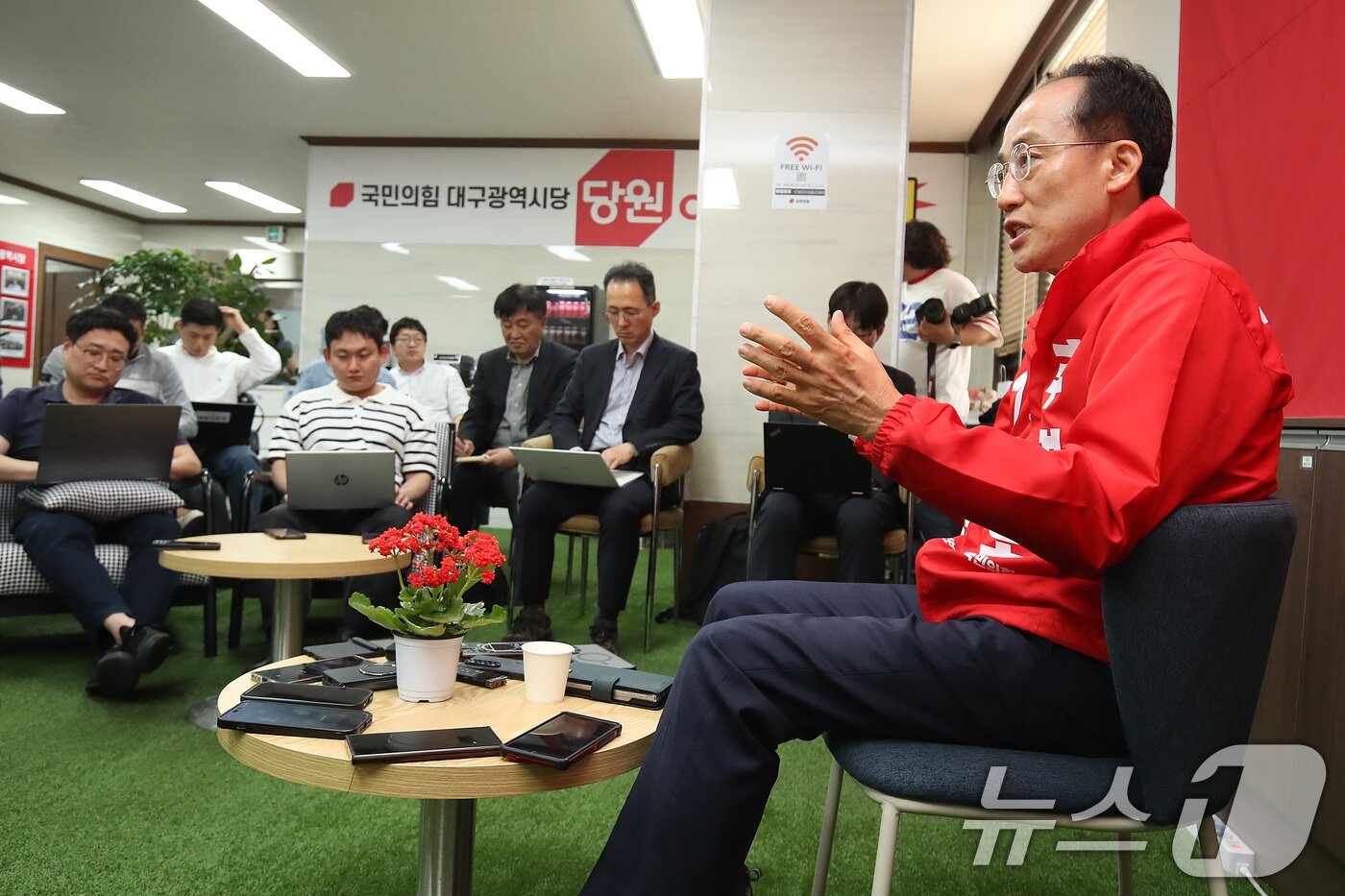 본문 이미지 - 추경호 국민의힘 대구시장 후보가 6일 오후 대구 수성구 국민의힘 대구시당에서 열린 미디어데이 행사에서 취재진 질문에 답하고 있다. 2026.5.6 ⓒ 뉴스1 공정식 기자