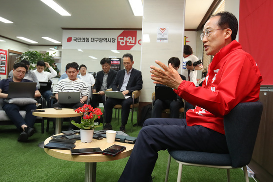 취재진 질문에 답하는 추경호 후보