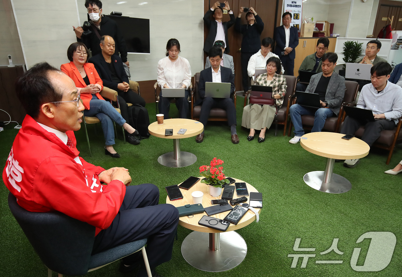 (대구=뉴스1) 공정식 기자 = 추경호 국민의힘 대구시장 후보가 6일 오후 대구 수성구 국민의힘 대구시당에서 열린 미디어데이 행사에서 취재진 질문에 답하고 있다. 테이블에 추 후보 …