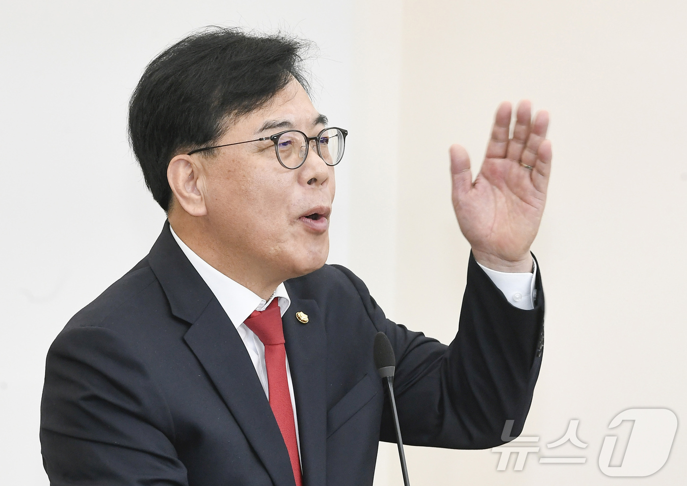 (수원=뉴스1) 황기선 기자 = 송언석 국민의힘 원내대표가 6일 경기 수원시 국민의힘 경기도당에서 열린 '제9회 전국동시지방선거 경기도당 필승결의대회'에서 발언하고 있다. (공동취 …