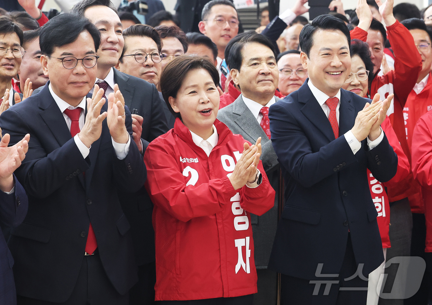 (수원=뉴스1) 황기선 기자 = 장동혁 대표가 6일 경기도 수원시 장안구 국민의힘 경기도당에서 열린 '제9회 전국동시지방선거 경기도당 필승 결의대회'에서 송언석 원내대표, 양향자 …