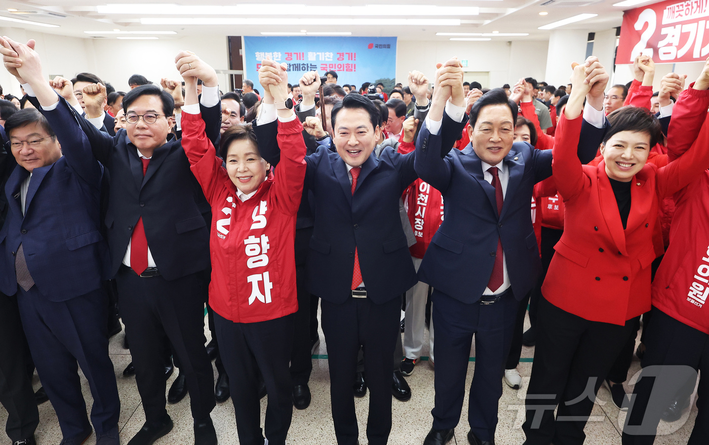 (수원=뉴스1) 황기선 기자 = 장동혁 대표가 6일 경기도 수원시 장안구 국민의힘 경기도당에서 열린 '제9회 전국동시지방선거 경기도당 필승 결의대회'에서 송언석 원내대표, 양향자 …