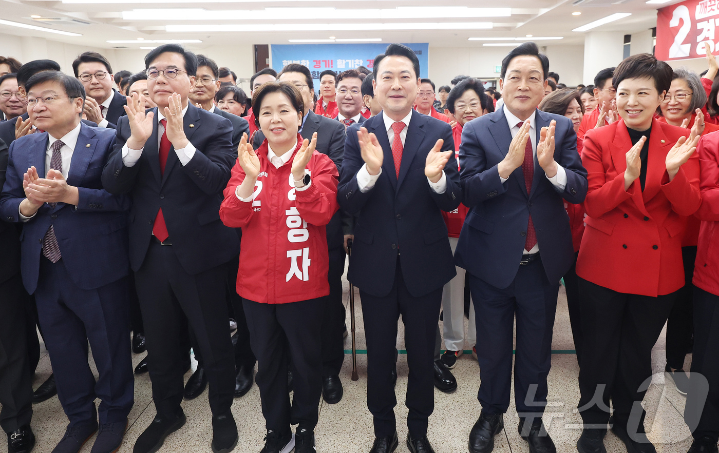 (수원=뉴스1) 황기선 기자 = 장동혁 대표가 6일 경기도 수원시 장안구 국민의힘 경기도당에서 열린 '제9회 전국동시지방선거 경기도당 필승 결의대회'에서 송언석 원내대표, 양향자 …