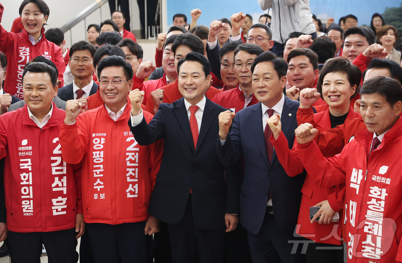 (수원=뉴스1) 황기선 기자 = 장동혁 국민의힘 대표가 6일 경기도 수원시 장안구 국민의힘 경기도당에서 열린 '제9회 전국동시지방선거 경기도당 필승 결의대회'에서 참석자들과 파이팅 …
