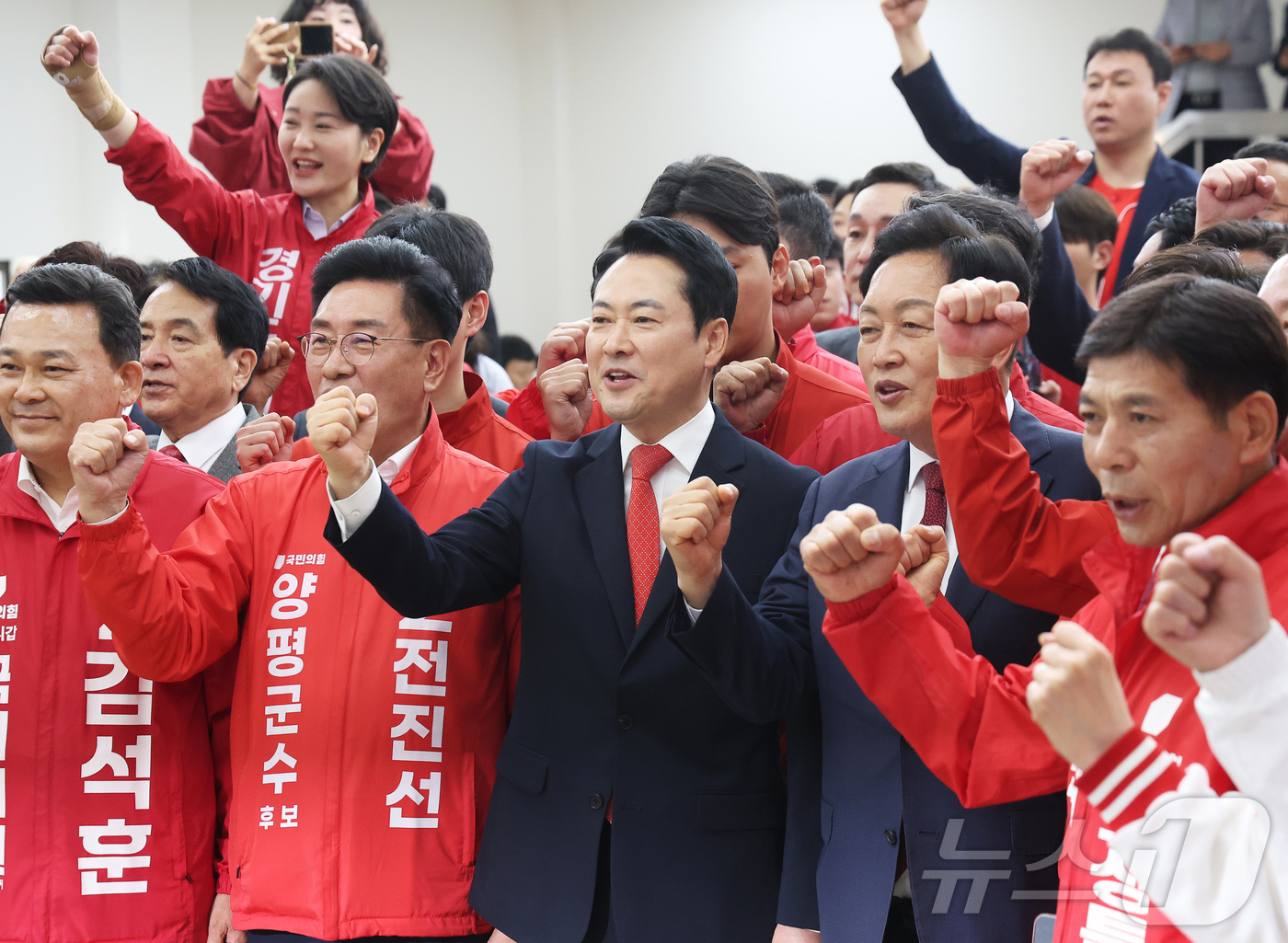 (수원=뉴스1) 황기선 기자 = 장동혁 국민의힘 대표가 6일 경기도 수원시 장안구 국민의힘 경기도당에서 열린 '제9회 전국동시지방선거 경기도당 필승 결의대회'에서 참석자들과 파이팅 …