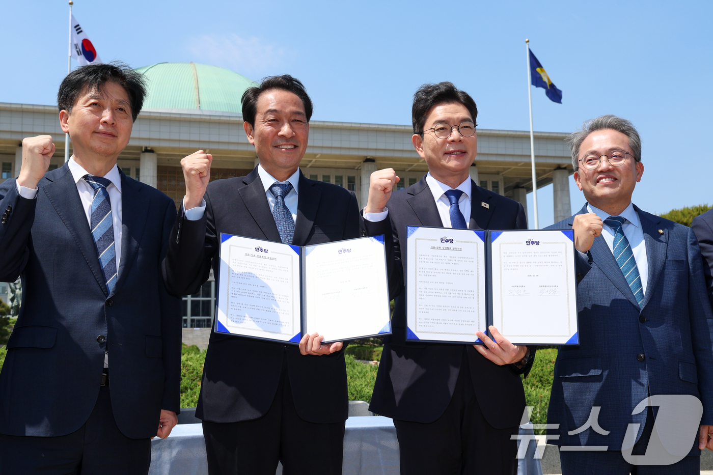 (서울=뉴스1) 안은나 기자 = 정원오 더불어민주당 서울시장 후보, 우상호 강원도지사 후보가 6일 오후 서울 여의도 국회 분수대 앞에서 서울-강원 상생협력 공동선언문에 서명한 뒤 …