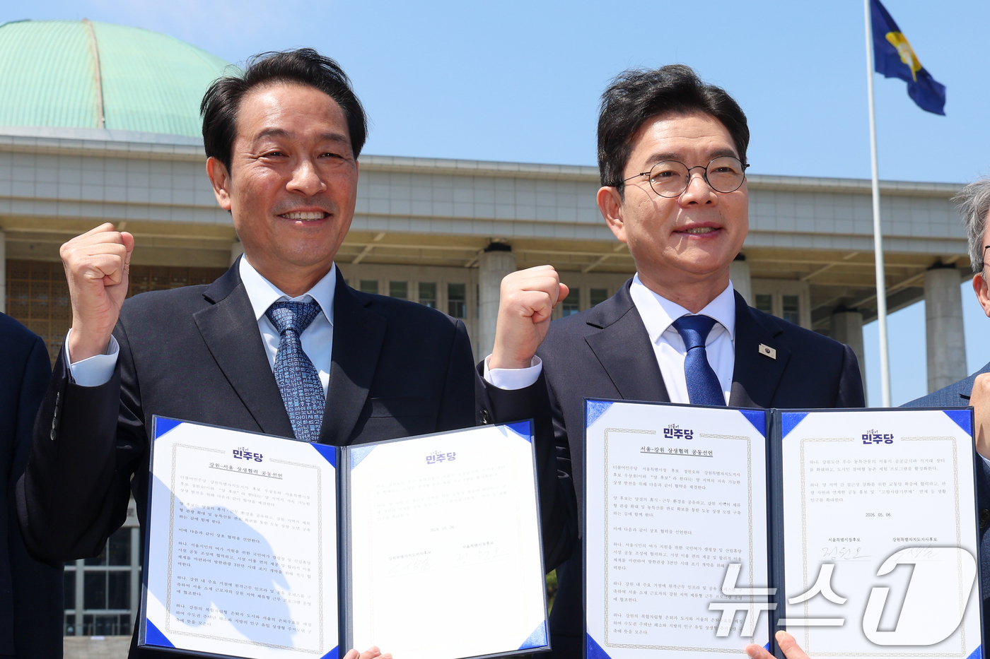 (서울=뉴스1) 안은나 기자 = 정원오 더불어민주당 서울시장 후보(오른쪽), 우상호 강원도지사 후보가 6일 오후 서울 여의도 국회 분수대 앞에서 서울-강원 상생협력 공동선언문에 서 …
